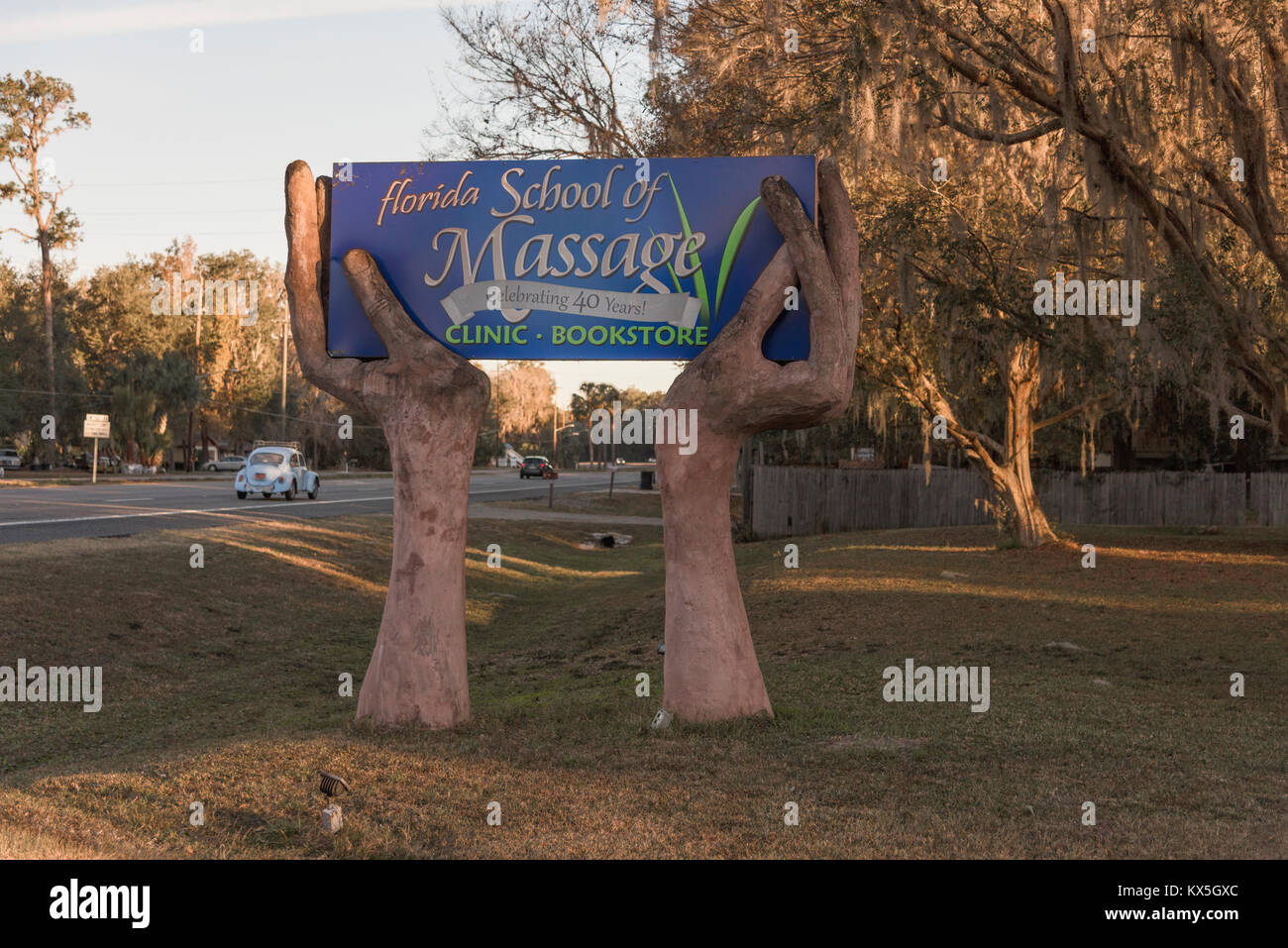 Schule für Massage Anschlagtafel auf SR 441 im Gaineville, Florida, USA Stockfoto