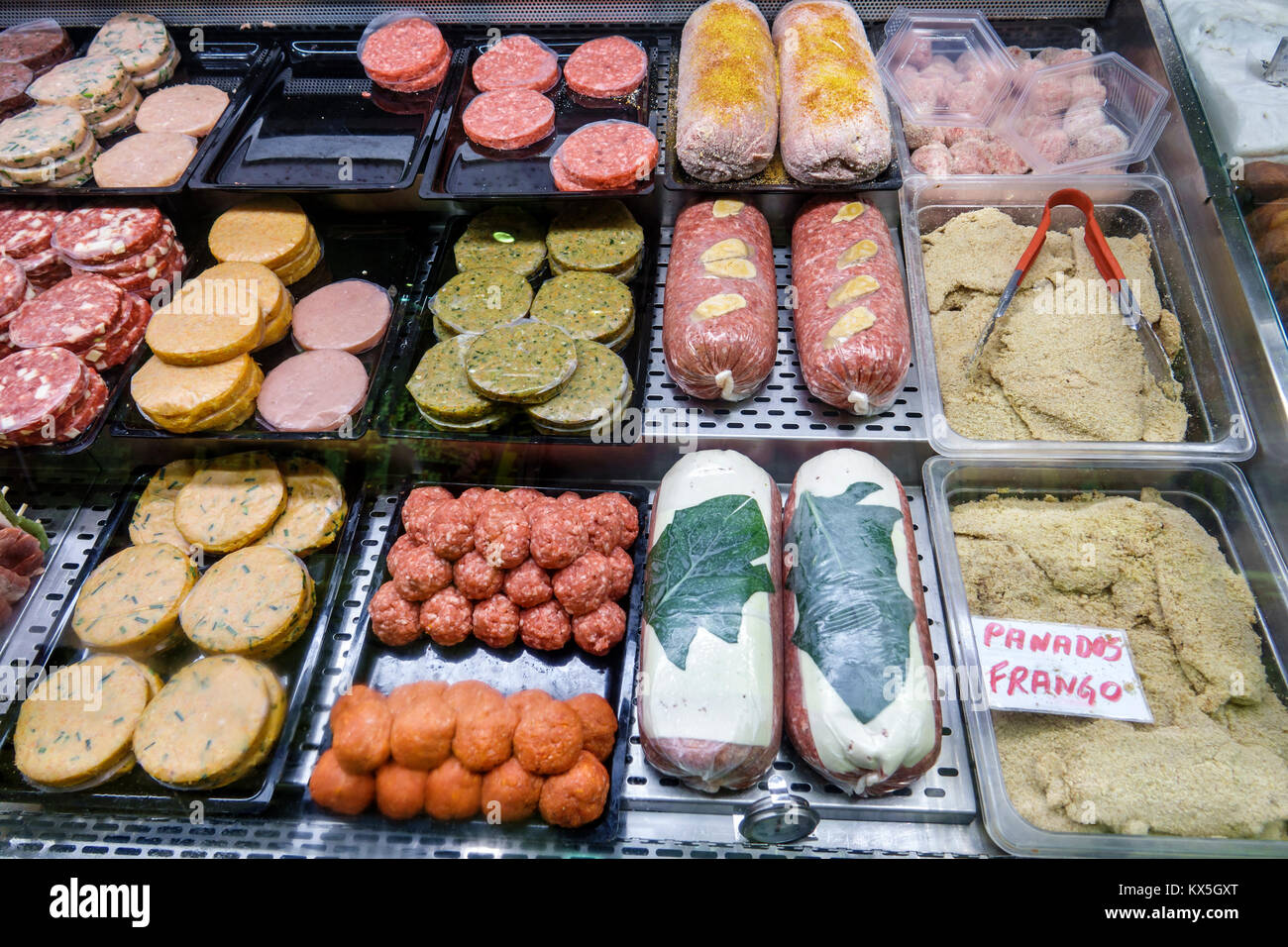 Lissabon Portugal, Altstadt, Zentrum, Praca da Figueira, Mercado da Figueira, Markt, Lebensmittelgeschäft, Fleisch, Kühlkoffer, paniertes Huhn, Hamburger Stockfoto