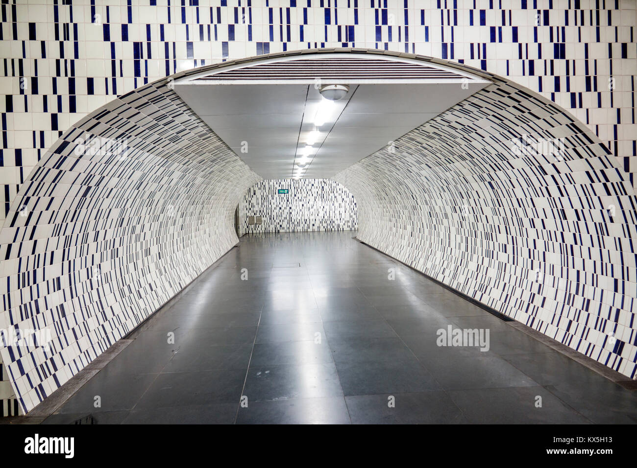 Lissabon Portugal, Saldanha, Metro Lisboa im Inneren, U-Bahn-Station Tunnel Azulejos Fliesenkunst Bogen Portugiesisch Stockfoto
