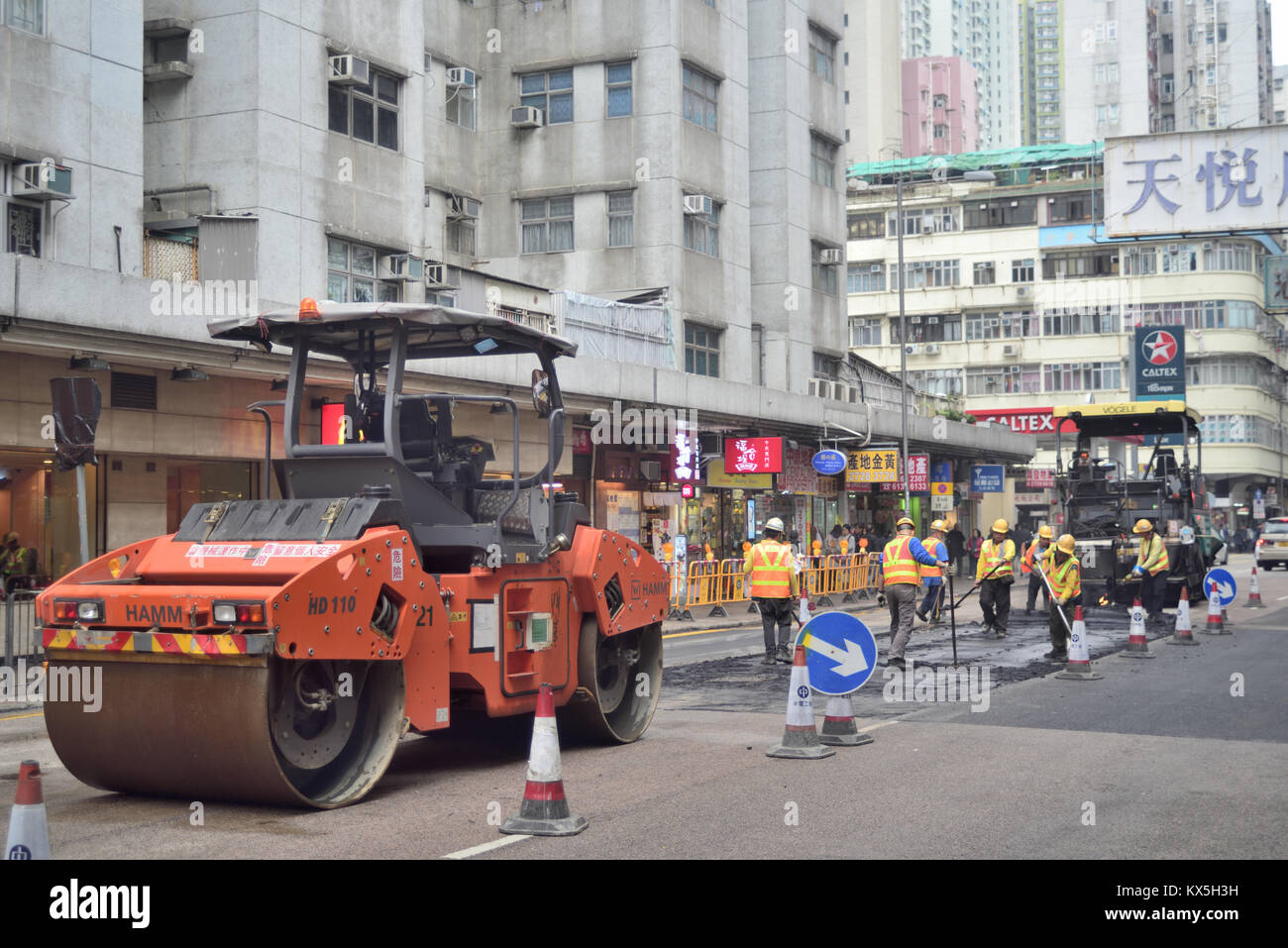 Straßenarbeiten statt in der Mitte einer Einbahnstraße, Sham Shui Po, Kowloon, Hong Kong Stockfoto