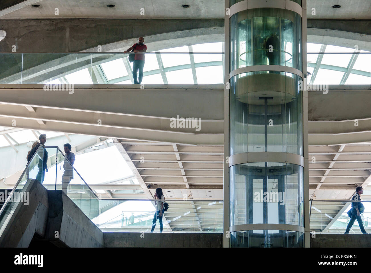 Lissabon Portugal, Oriente, Gare do Oriente, intermodaler Knotenpunkt, Transport, Bahnhof, Santiago Calatrava, moderne Architektur, Fußgängerbrücke, Glasaufzug, Stockfoto