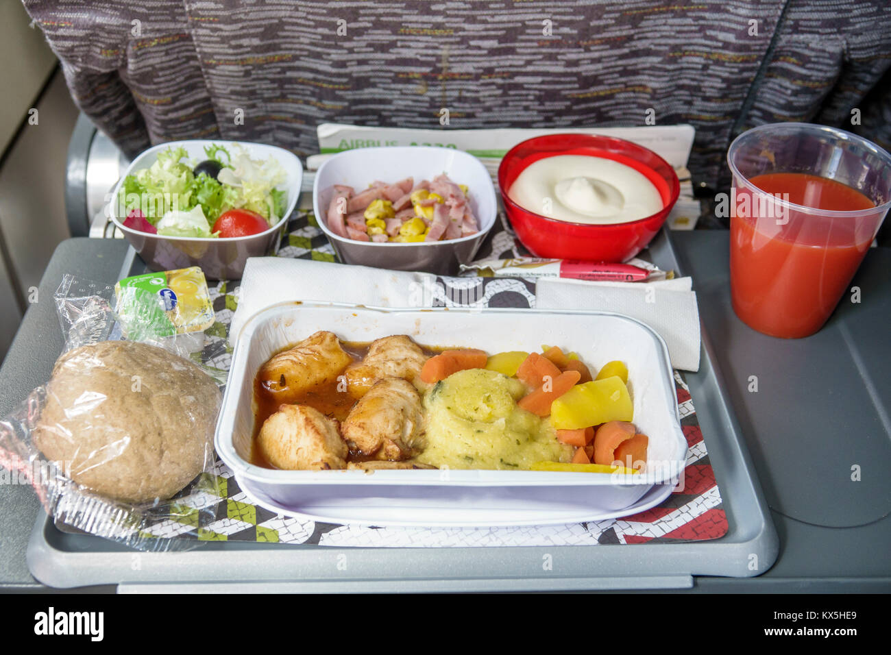 Lissabon Portugal, TAP, Air Portugal, Fluggesellschaft, Flugzeug, Mahlzeit während des Fluges, Tablett, Salat, Huhn, Gemüse, Brot, Essen, Hispanic, Immigranten, Portugiesisch, PT1 Stockfoto
