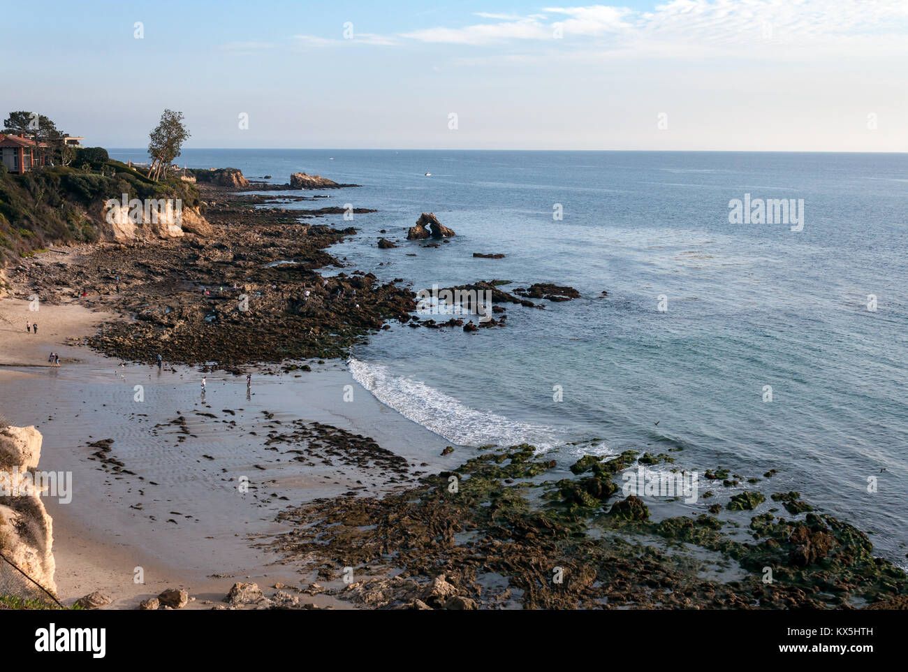 Kleine Corona Beach Tide Pools in Newport Beach in Kalifornien bei Ebbe an einem sonnigen Tag, Erwachsene und Kinder die Erkundung der Tide Pools Stockfoto