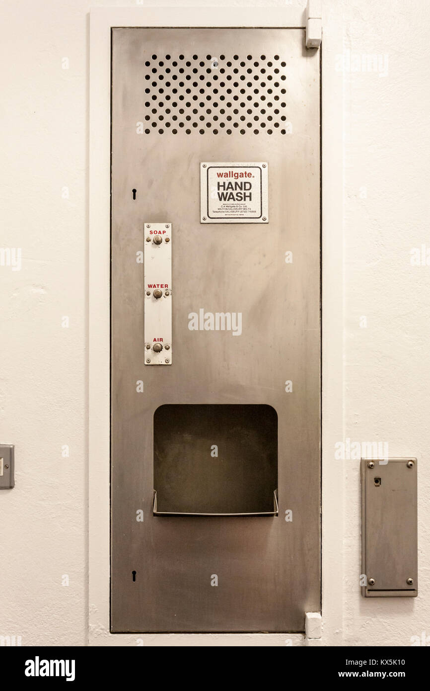 Wandmontage Edelstahl mit der Hand waschen Trockner in einem gewerblichen Waschraum. Stockfoto