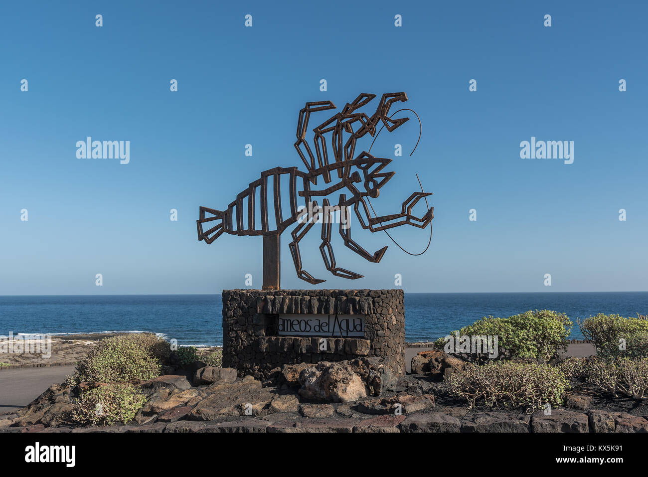 Skulptur eines Krebses aus Bronze von César Manrique vor den Jameos del Agua in Haria auf Lanzarote mit Blick auf das Meer Stockfoto