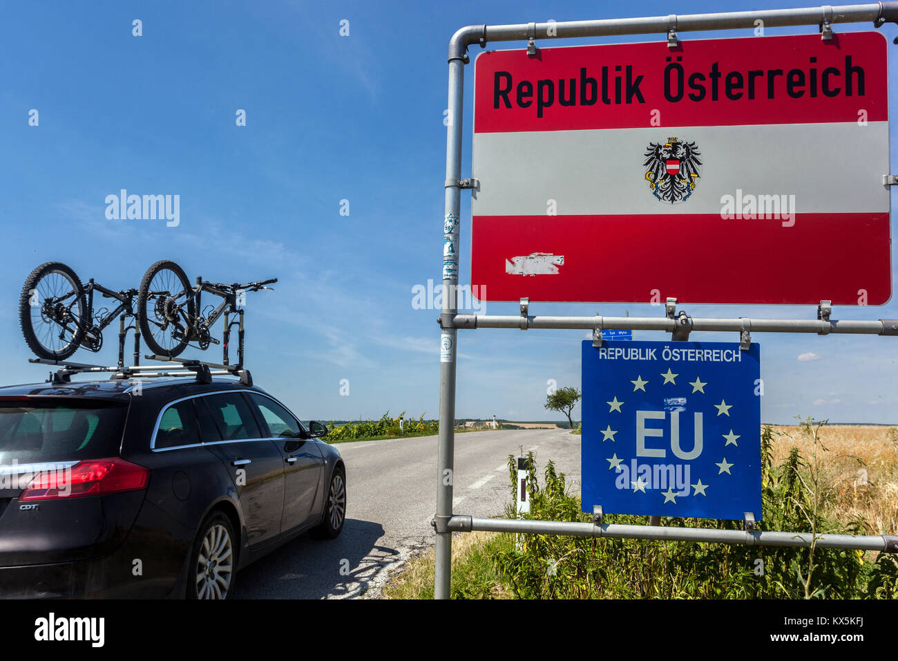 EU-Grenze, Österreich, Europäische Union, Europa Auto mit Fahrrädern auf dem Dach, Träger Stockfoto