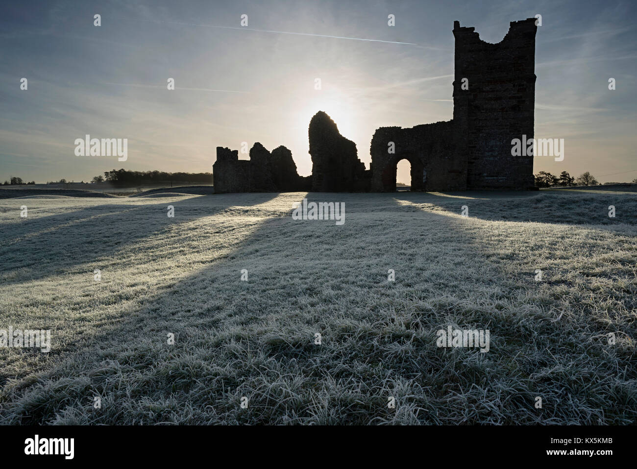 Knowlton Kirche und Erdarbeiten Stockfoto