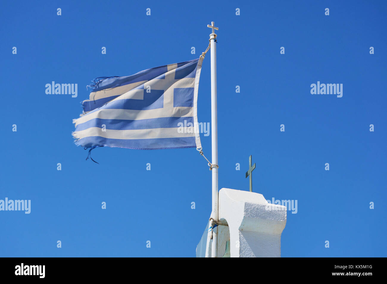 Getragen Flagge Griechenland in schlechtem Zustand im Wind knattern. Stockfoto