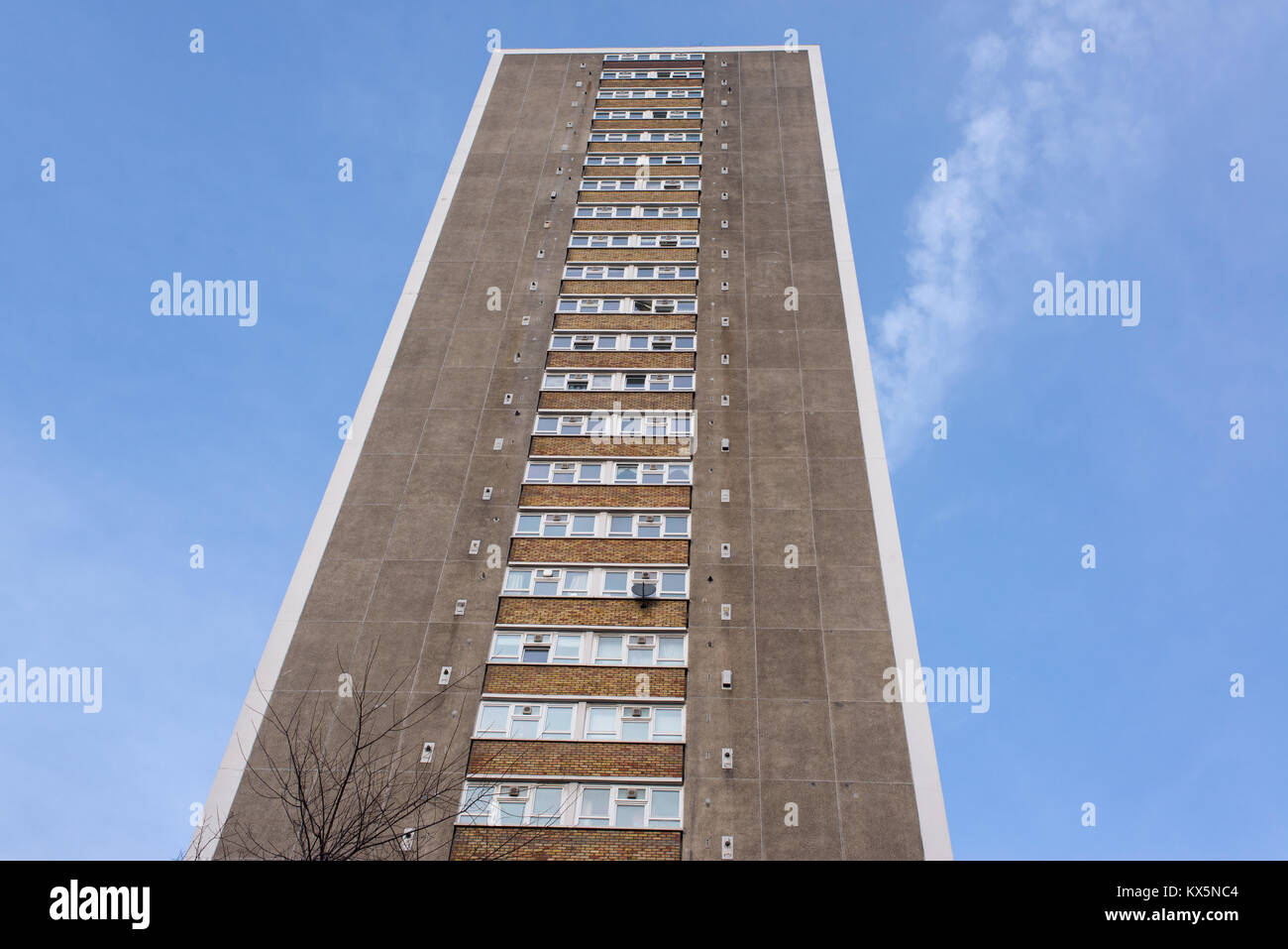 Hohe Rat flachbild Turm Mehrparteienhaus in brutalist Stil gesehen von unten Stockfoto