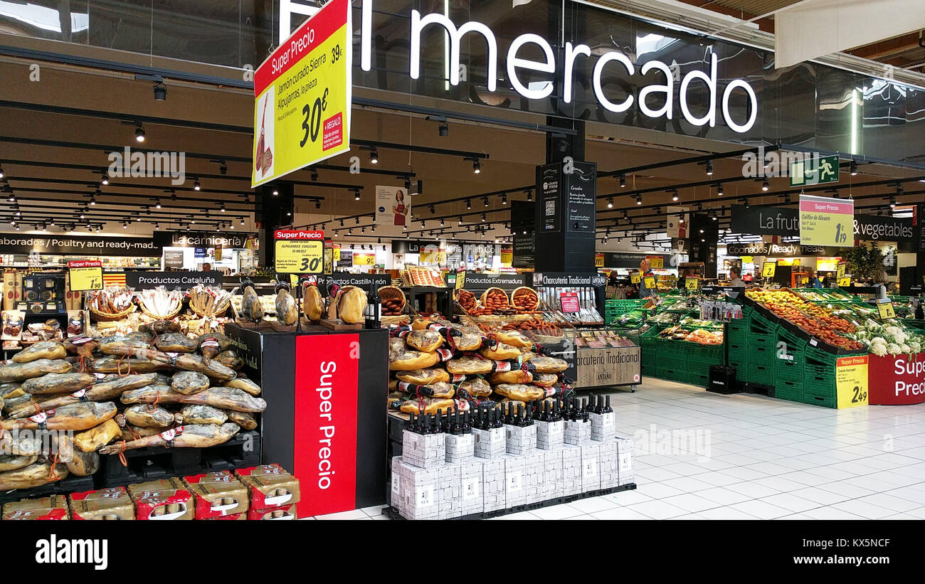 Torrevieja, Spanien - 16. März 2017: Vielzahl von Fleischerzeugnissen in einem Carrefour Supermarkt. Carrefour ist eine französische multinationale Einzelhändler und eines der Stockfoto