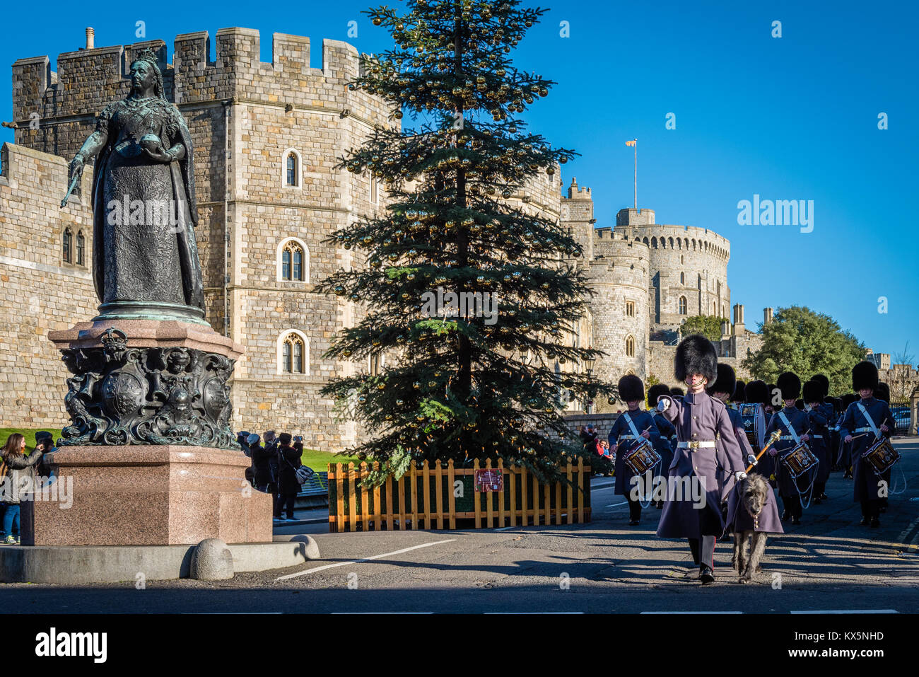 Irish Guards März, vorbei an den Weihnachtsbaum nach Wachablösung im Schloss Windsor Stockfoto