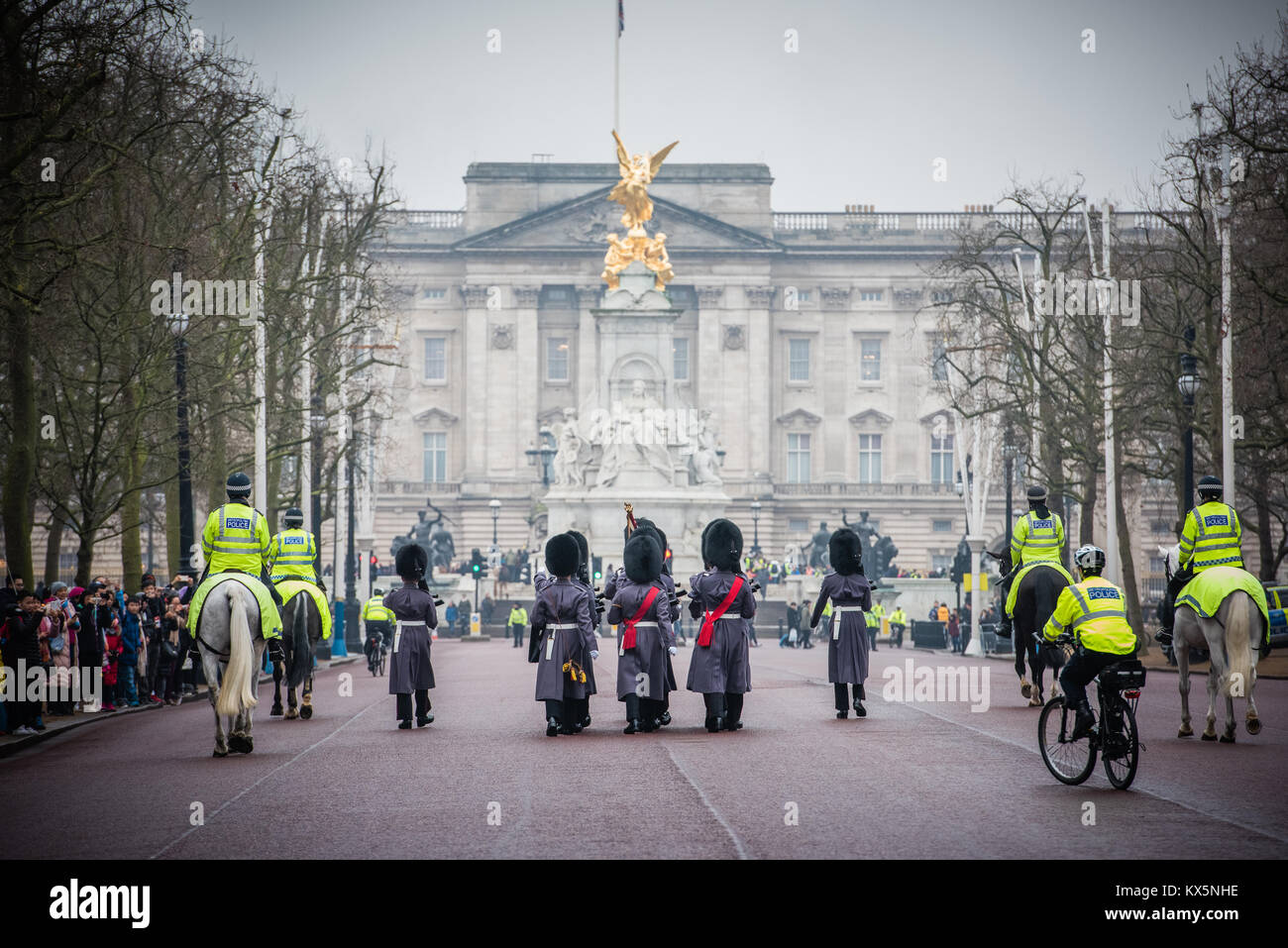 Die Wachablösung märz hinunter die Mall in Richtung Buckingham Palace Stockfoto