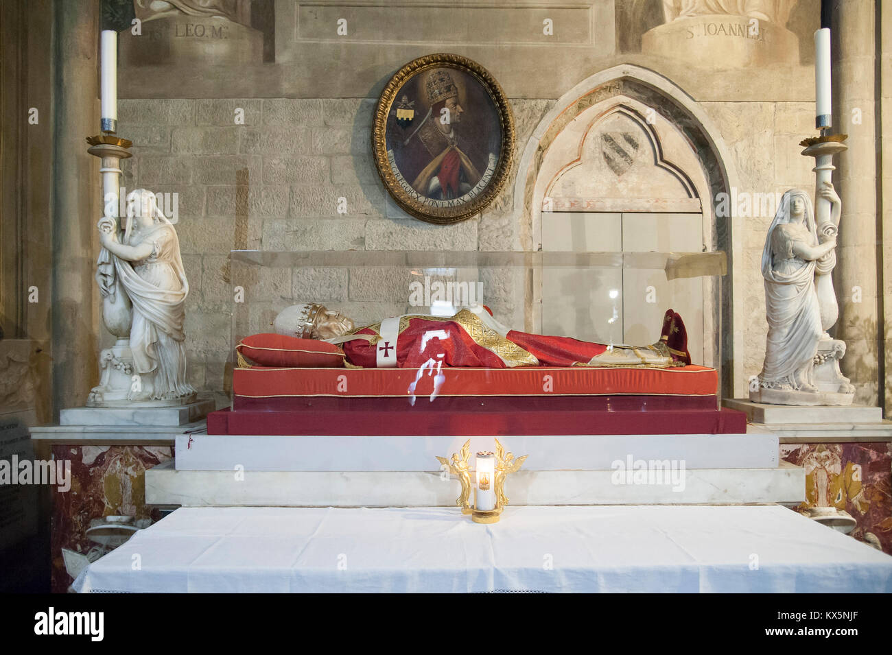 Grabmal des Papstes Gregor X in Italienisch gotischen Kathedrale dei Santi Pietro e Donato (Kathedrale von St. Peter und St. Donatus) im Historischen Ce Stockfoto