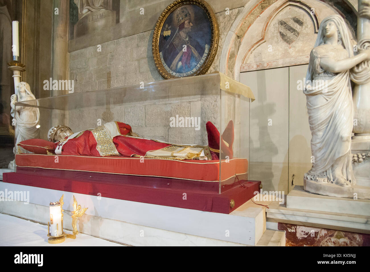 Grabmal des Papstes Gregor X in Italienisch gotischen Kathedrale dei Santi Pietro e Donato (Kathedrale von St. Peter und St. Donatus) im Historischen Ce Stockfoto