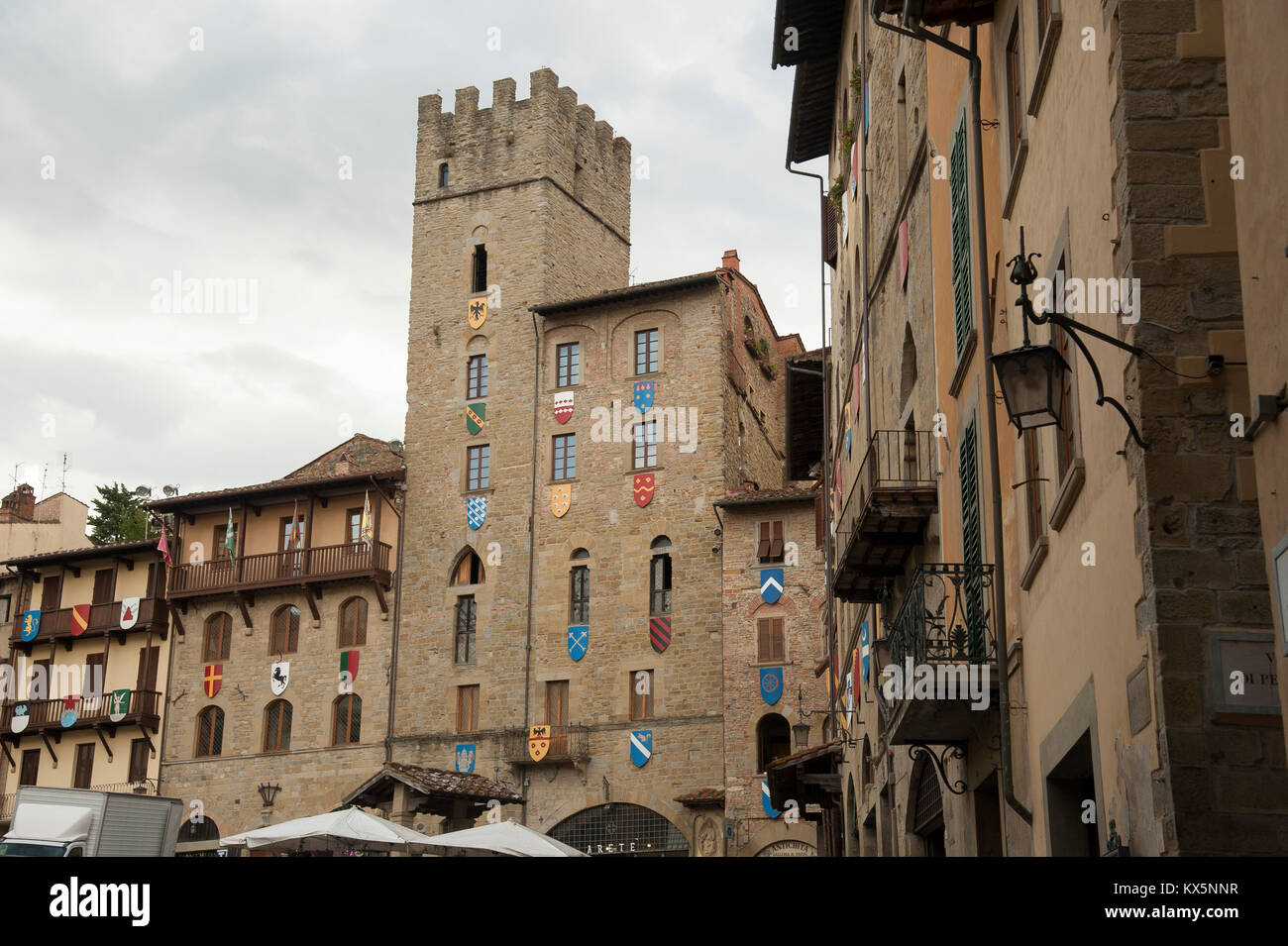 Mittelalterliche Piazza Grande in der Altstadt von Arezzo, Toskana, Italien. 5. August 2016 © wojciech Strozyk/Alamy Stock Foto Stockfoto