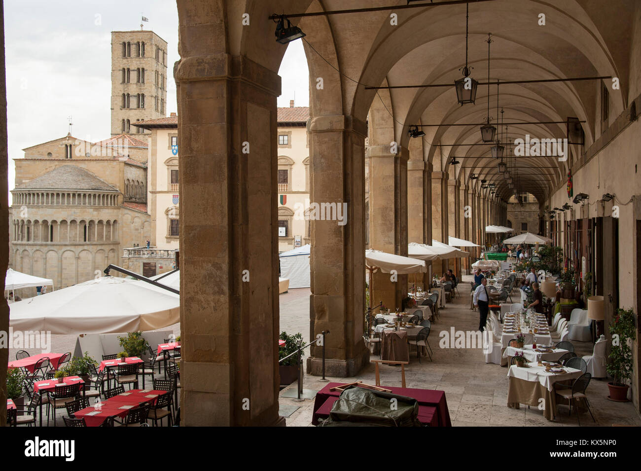 Palazzo delle Logge und romanischen Chiesa di Santa Maria della Pieve auf der Piazza Grande in der Altstadt von Arezzo, Toskana, Italien. 5. August 2016 © werde Stockfoto