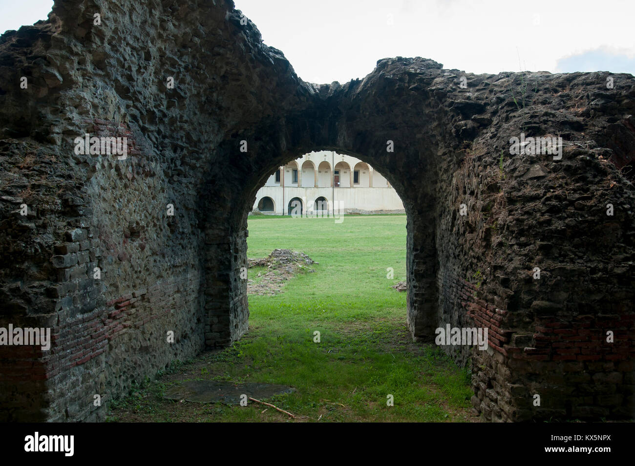 Anfiteatro Romano (römisches Amphitheater) von II AD und Museo Archeologico statale Gaio Cilnio Mecenate (Gaius Cilnius Maecenas Nationalen Archäologischen Stockfoto