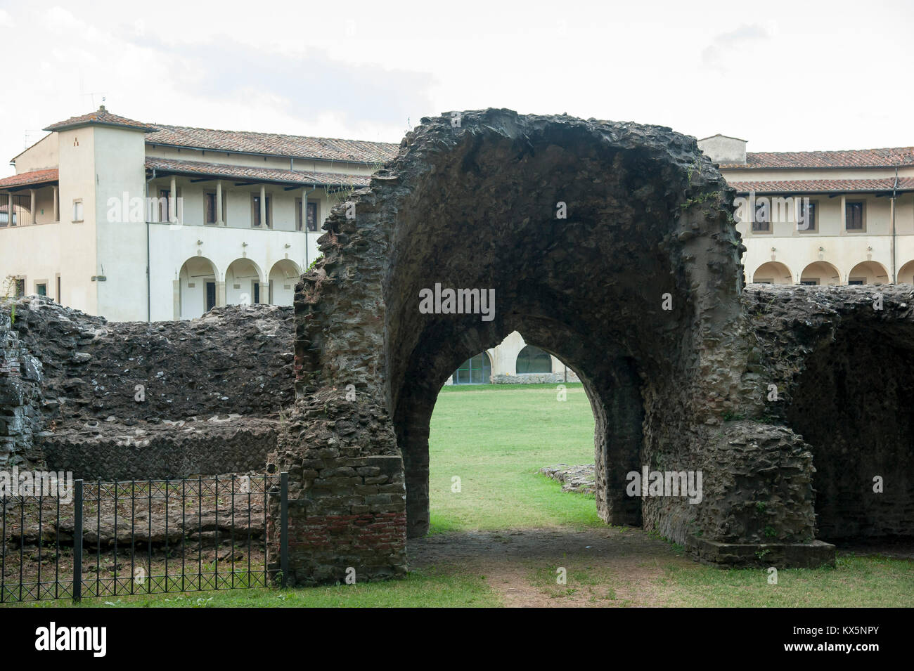 Anfiteatro Romano (römisches Amphitheater) von II AD und Museo Archeologico statale Gaio Cilnio Mecenate (Gaius Cilnius Maecenas Nationalen Archäologischen Stockfoto