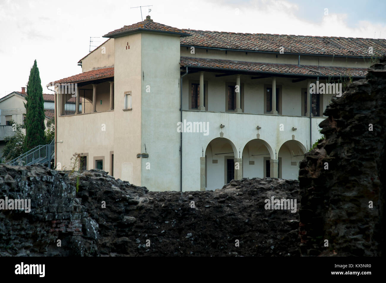 Anfiteatro Romano (römisches Amphitheater) von II AD und Museo Archeologico statale Gaio Cilnio Mecenate (Gaius Cilnius Maecenas Nationalen Archäologischen Stockfoto