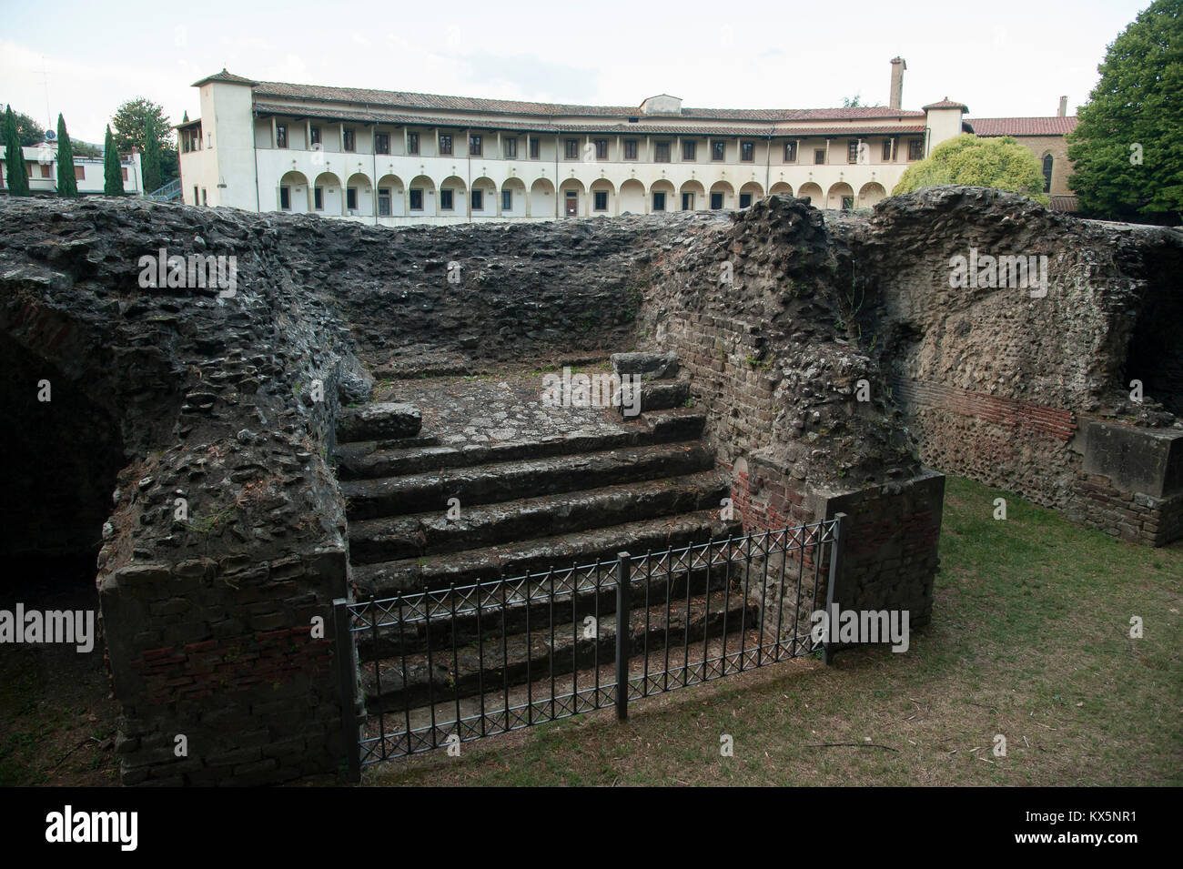 Anfiteatro Romano (römisches Amphitheater) von II AD und Museo Archeologico statale Gaio Cilnio Mecenate (Gaius Cilnius Maecenas Nationalen Archäologischen Stockfoto