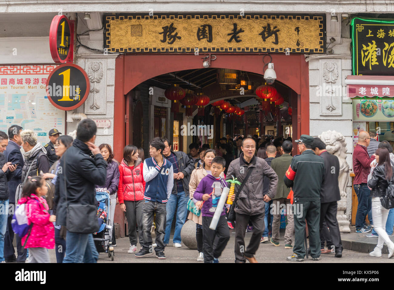 Die Leute, die in Shanghai Yuyuan Bazaar Stockfoto