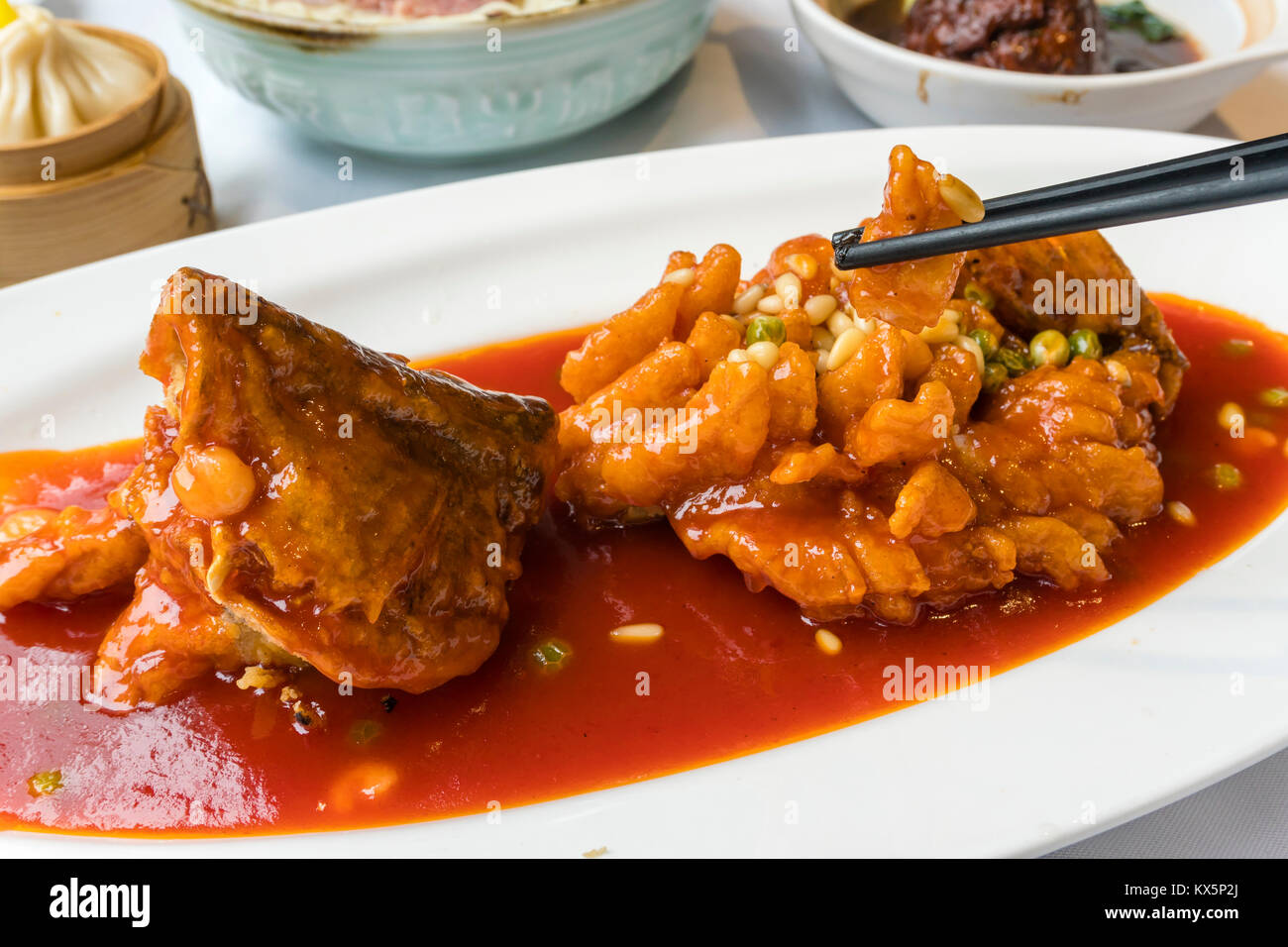 Mandarin Fische mit Pinienkernen Stockfoto