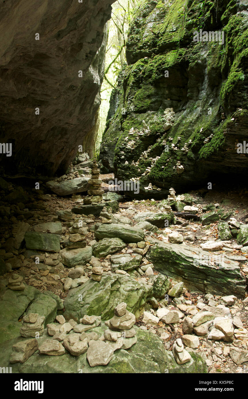 Die engen steilen Seiten der tiefen und abgeschiedenen Canyon des Gueulards. Ein Zweig des Gorges d'Omblèze, im Vercors Regional Park. La Drôme, Frankreich Stockfoto