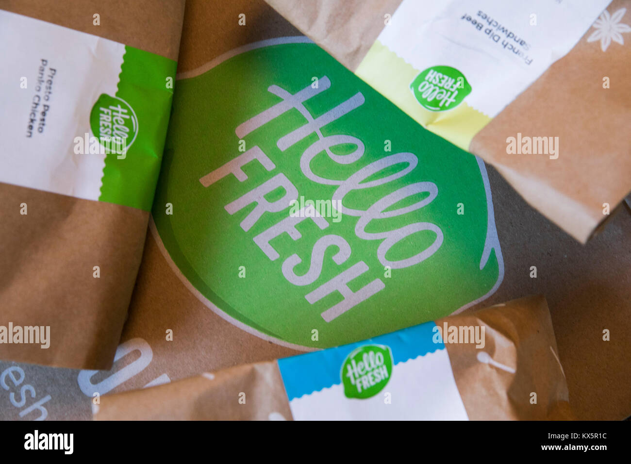 Der Inhalt eines HelloFresh meal delivery Kits, die am 3. Januar 2018 gesehen. Stockfoto