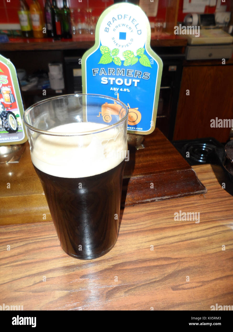 Ein Glas ale Landwirte Stout mit pup Clip aus dem Bradfield Brauerei, Sheffield. Stockfoto