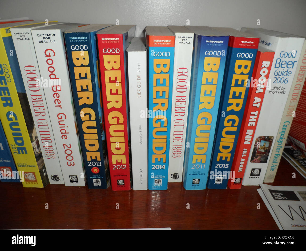 Eine Auswahl von Camra Good Beer Guide Bücher ein Regal in einem englischen Pub in Durham, England. Stockfoto