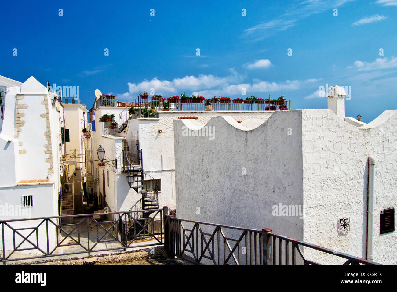 Die weißen Häuser der mediterranen Citi von Vieste, Gargano, Apulien, Italien. für Reisen und Tourismus Konzept Stockfoto