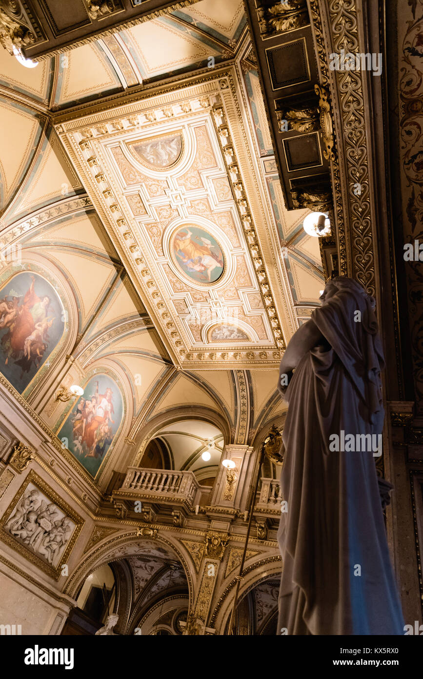 Wien, Österreich - 17. August 2017: Low Angle View der Haupthalle der Wiener Staatsoper. Stockfoto