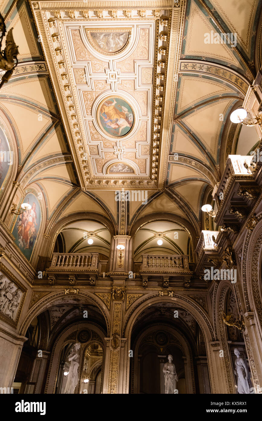 Wien, Österreich - 17. August 2017: Low Angle View der Haupthalle der Wiener Staatsoper. Stockfoto