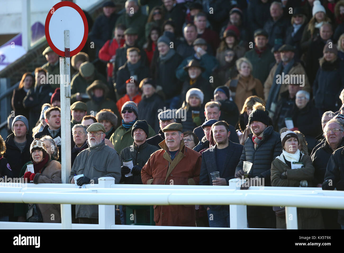 Zuschauer am Ende Post an Plumpton Race Course in UK. Stockfoto