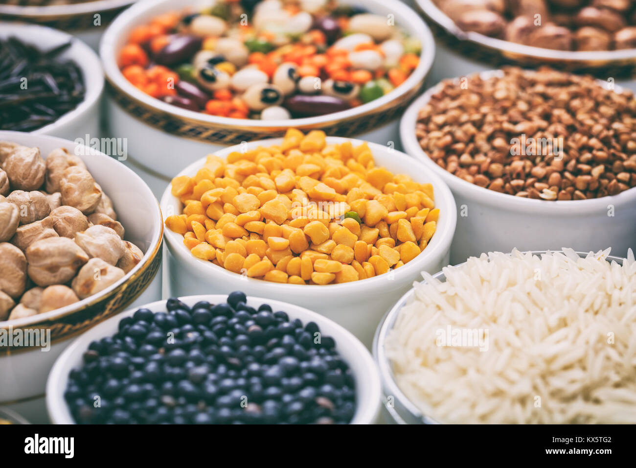 Vielzahl an raw Hülsenfrüchte und Reis Stockfoto