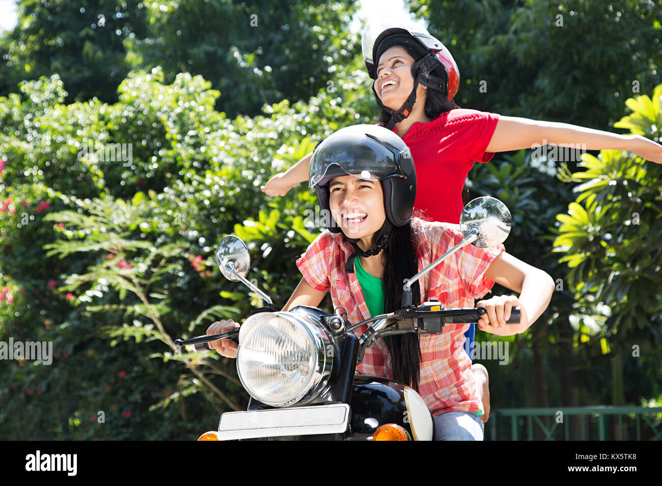 2 indische Mädchen im Teenageralter Freund fahren Motorrad Spaß Fröhliche Stockfoto