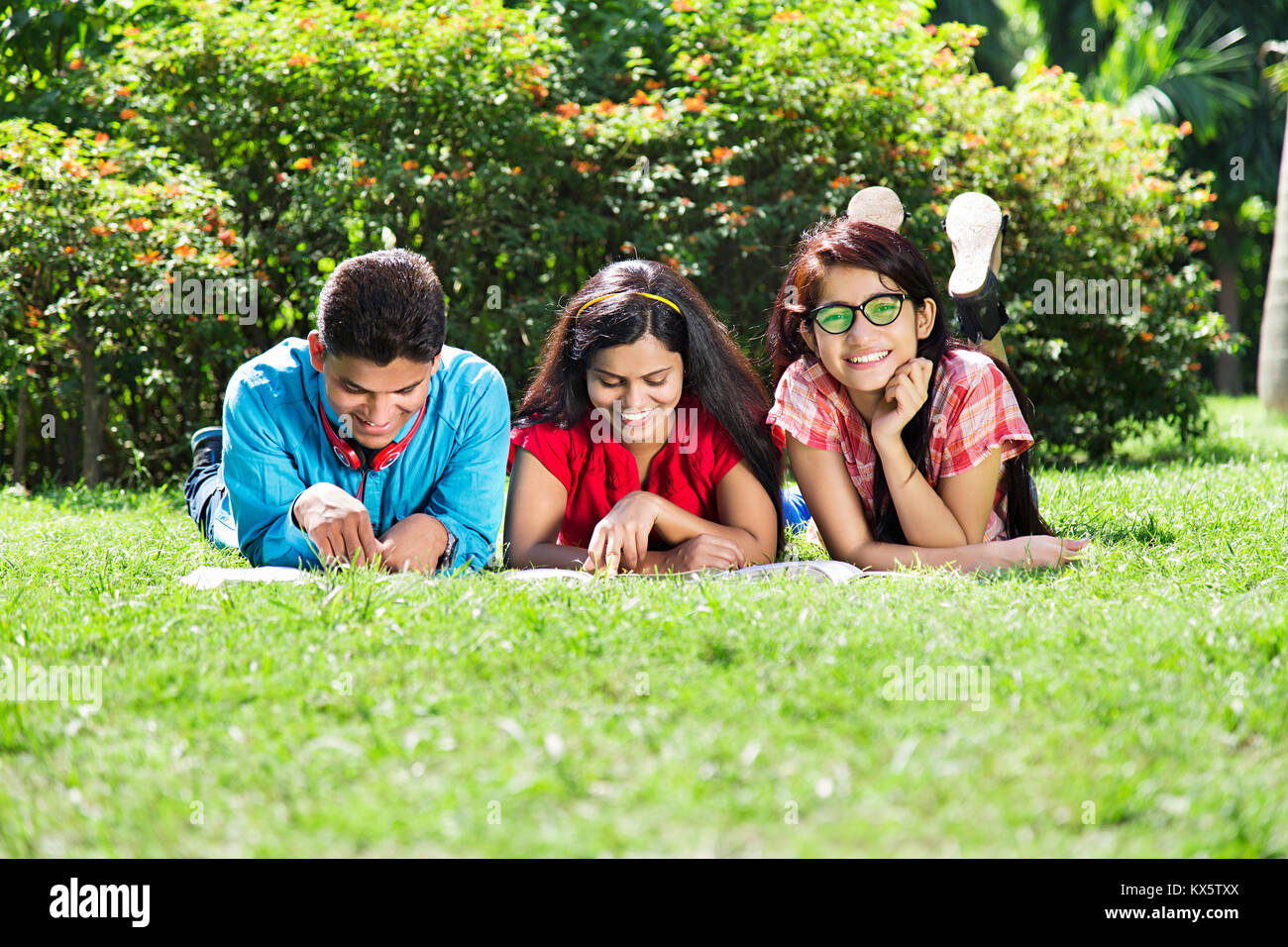 3 indischen Hochschule Jugendliche reden Freunde Kommunikation Klatsch Walking Park Stockfoto