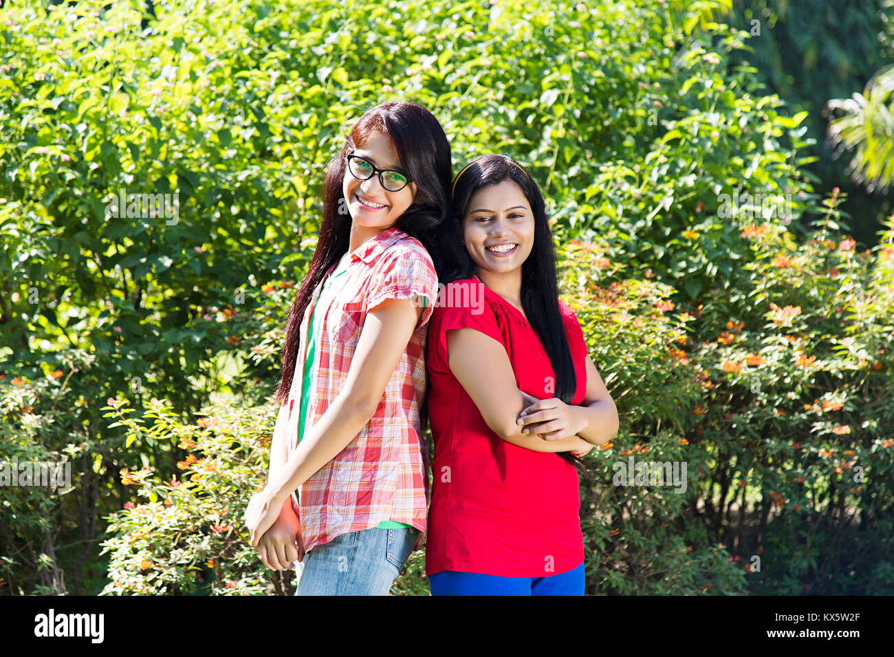 2 indische Mädchen im Teenageralter Freund ständigen Park zusammen mit Thumbsup Stockfoto