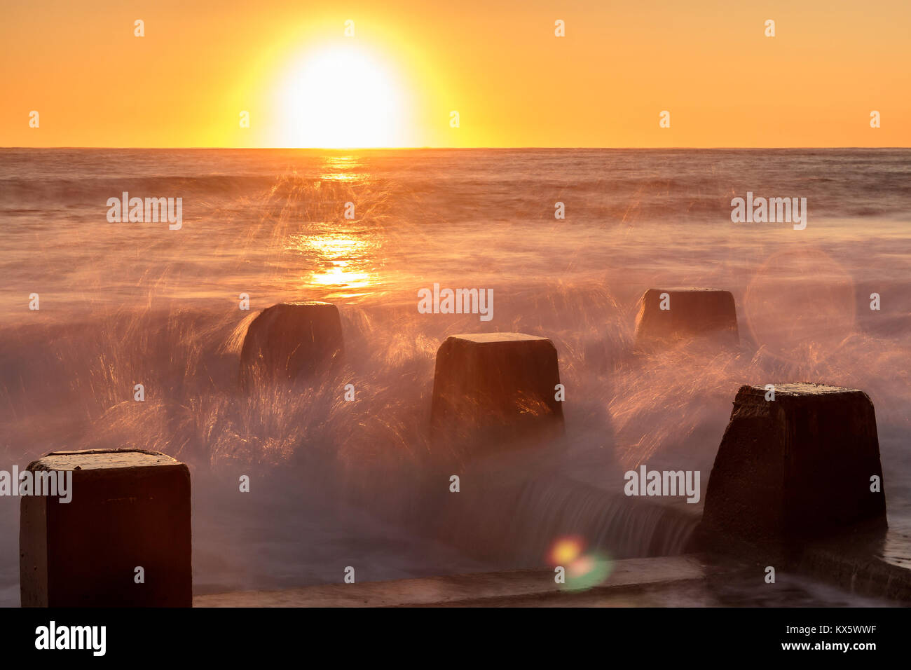 Coogee rockpool bei Sonnenaufgang, NSW, Australien Stockfoto