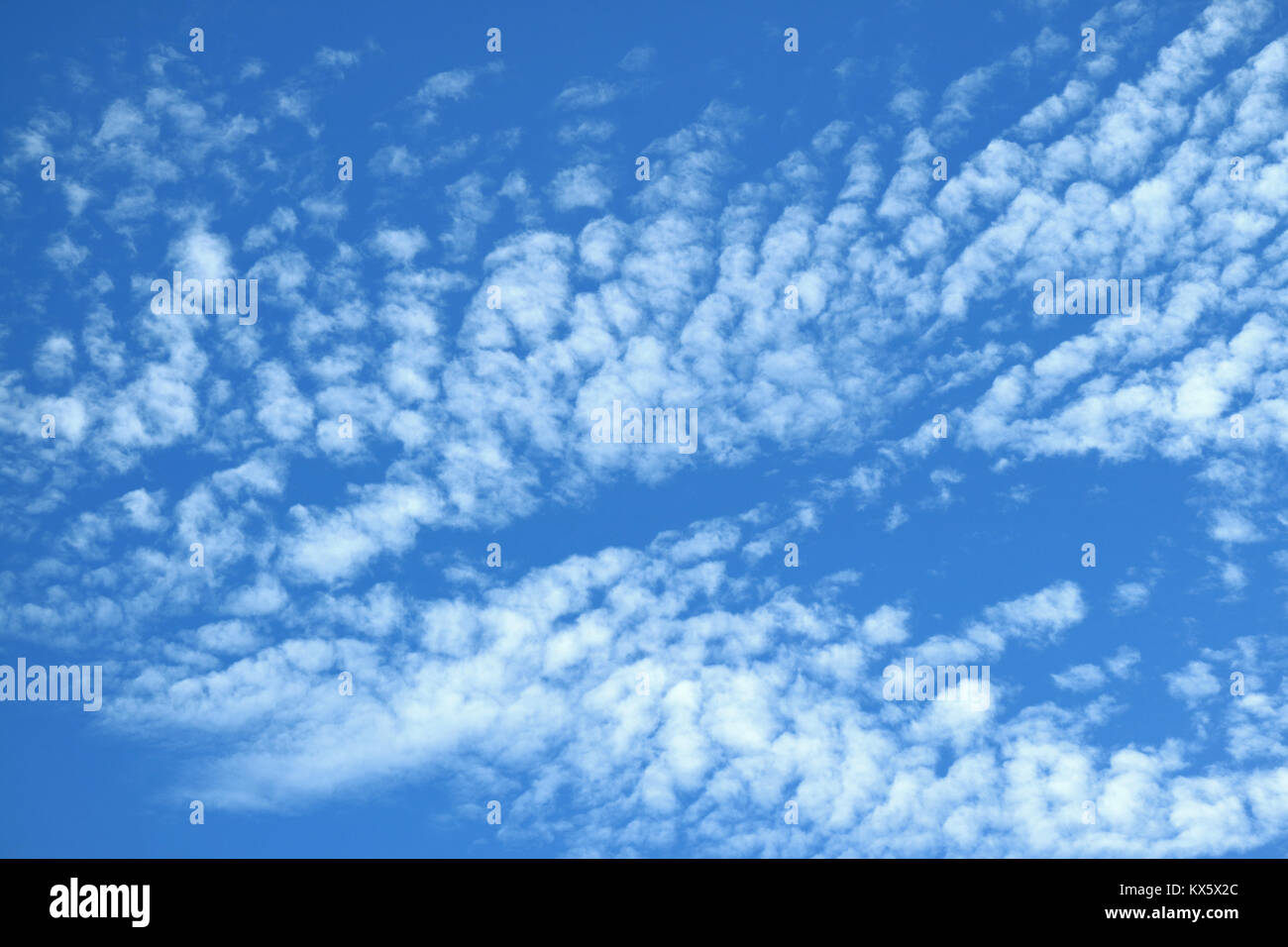 Weiß zerstreute Wolken am strahlend blauen Himmel, Mittsommer in Bangkok, Thailand Stockfoto