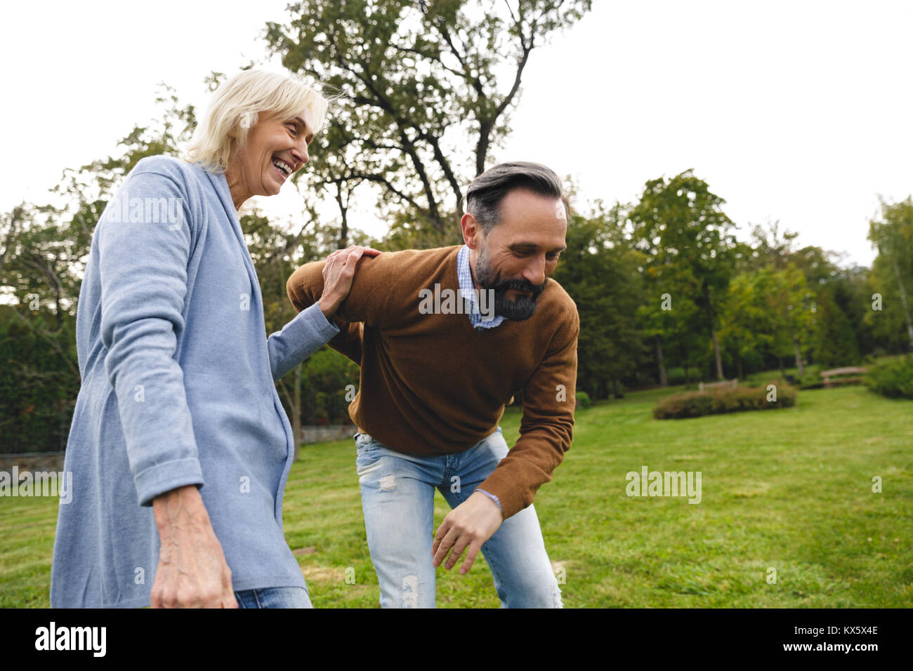 Glückliches junges Paar, das Spaß zusammen im Freien Stockfoto