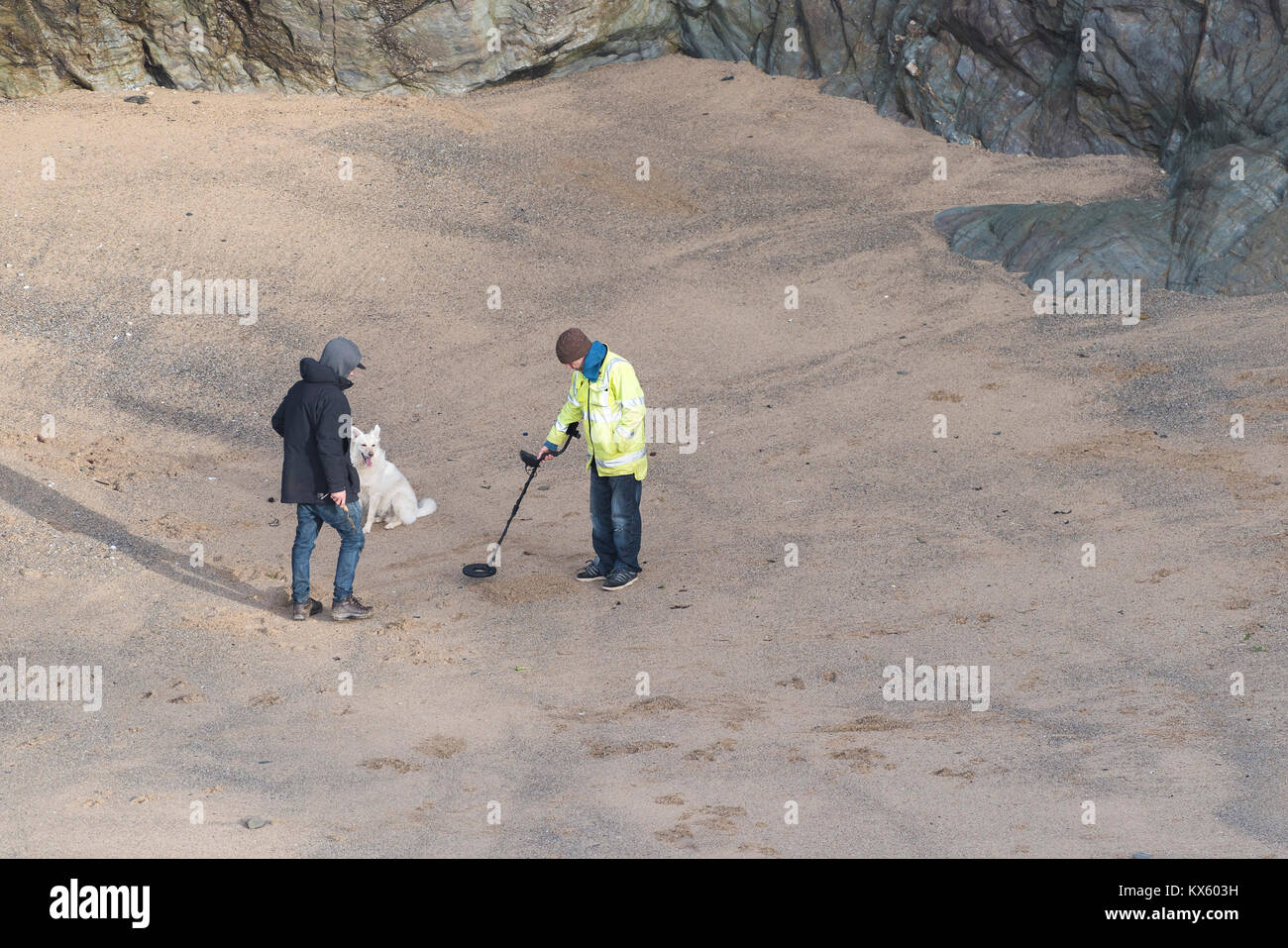 Detektorbenutzern und ein Hund auf einem Strand in Newquay Cornwall. Stockfoto
