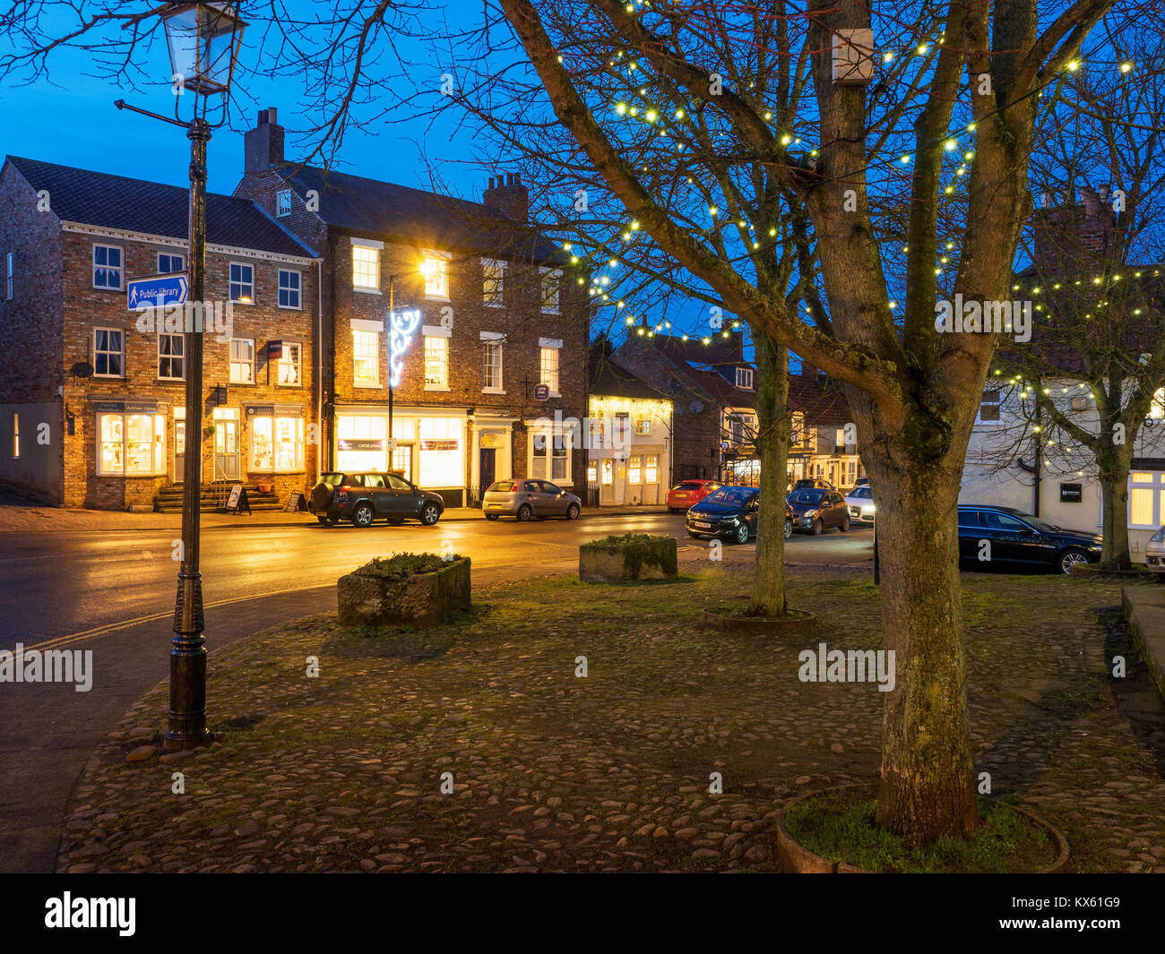 Lichterketten in St James Square und die Hohe Straße an Weihnachten Derby North Yorkshire England Stockfoto