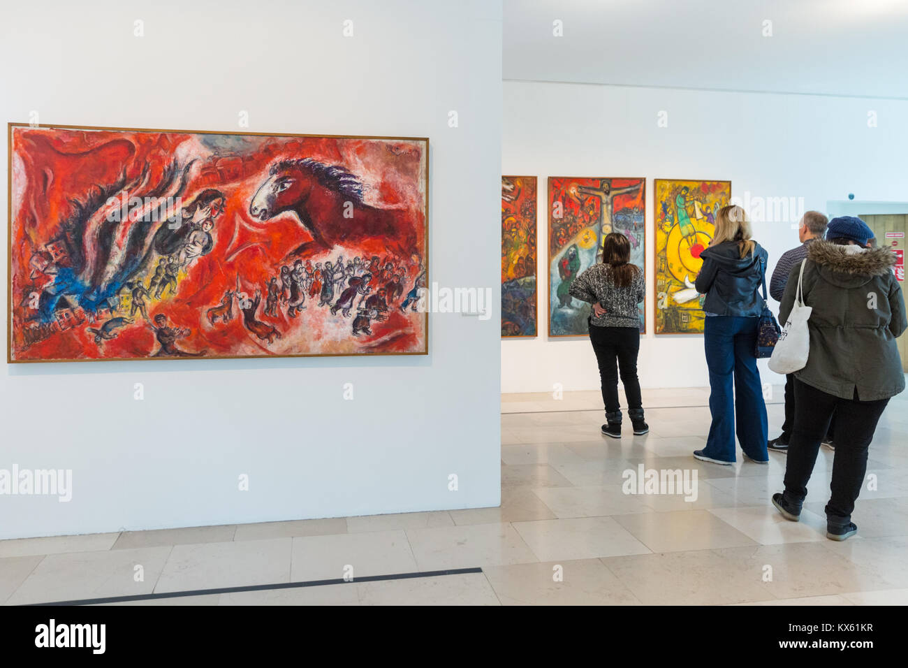 Leute schauen auf Marc Chagall Gemälde Le cheval Roux und Triptychon: Widerstand, der Auferstehung, der Befreiung, Musée National Marc Chagall, Nizza Stockfoto
