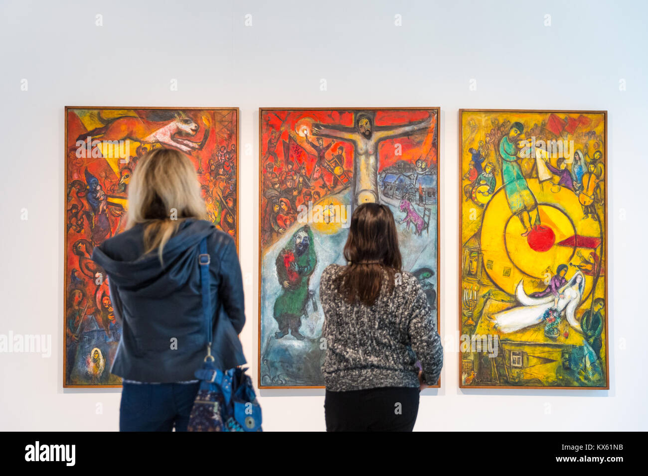 Menschen bei Marc Chagall Gemälde, Triptychon nach: Widerstand, der Auferstehung, der Befreiung, Musée National Marc Chagall, Nizza Stockfoto