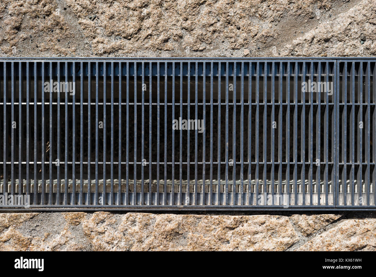 Blick von oben auf die Abdeckung Metallgitter Wasser Kanalisation ablassen Stockfoto