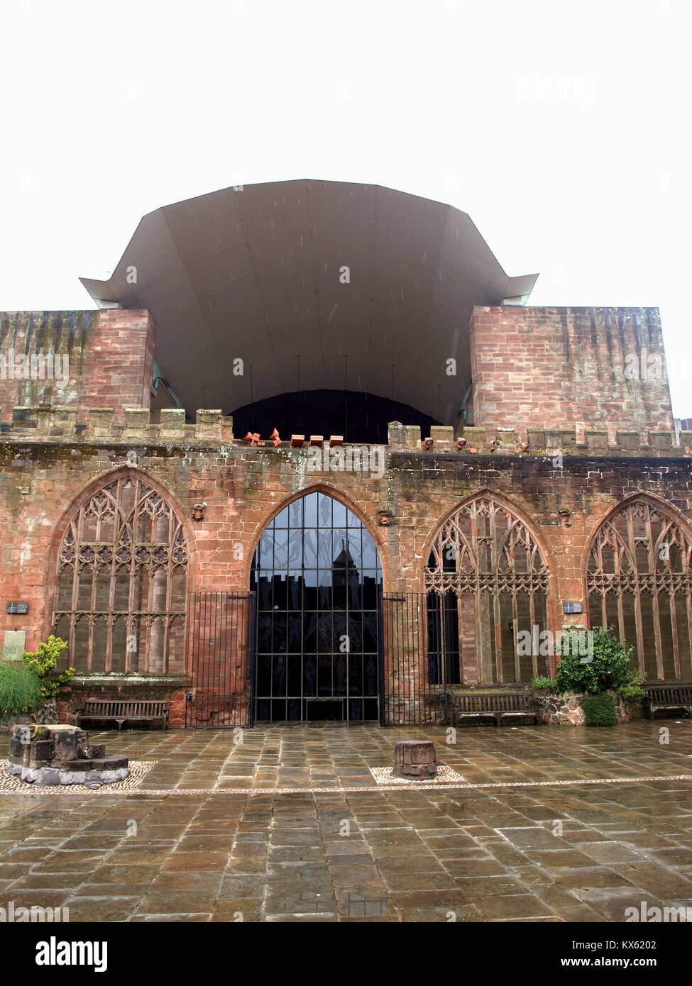 Im Hauptbereich der ruiniert den Blick auf neue Gebäude in der Kathedrale von Coventry, Coventry, West Midlands, England, Großbritannien Stockfoto