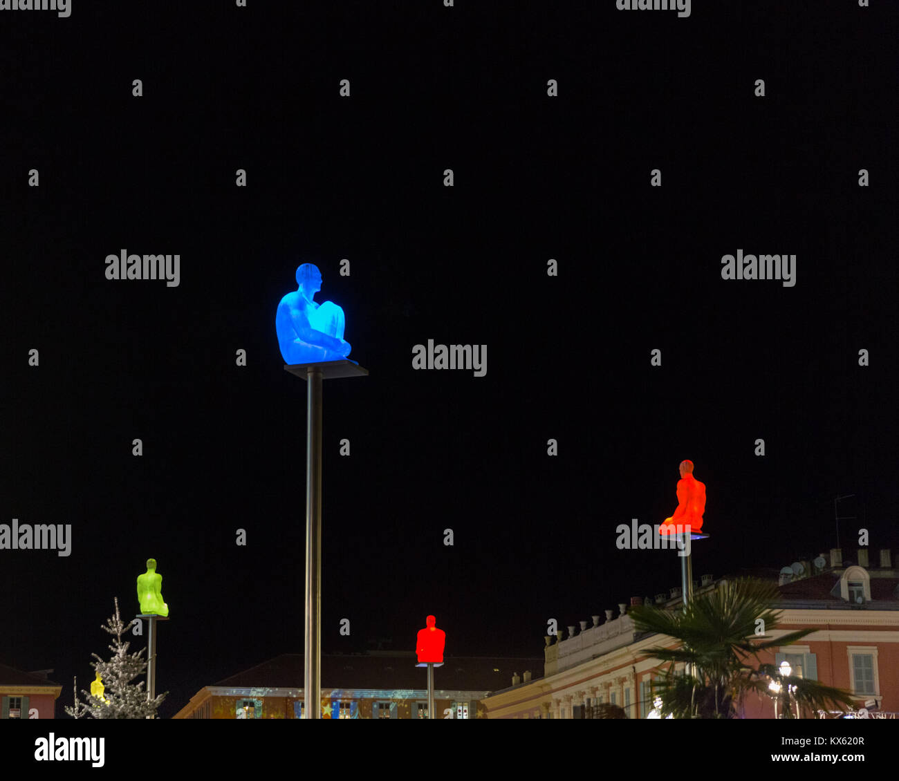 Place Masséna in der Nacht mit Kunstwerken Statuen"-Unterhaltung à Nice' von Jaume Plensa, Nizza, Frankreich Stockfoto