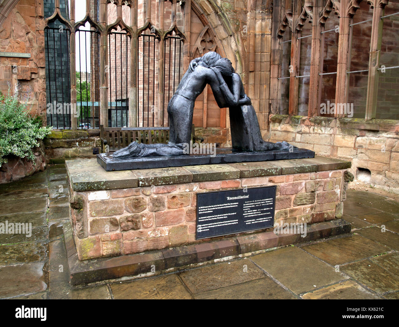 Reconcilliation Statue von Sir Richard Branson in der Kathedrale von Coventry, Coventry, West Midlands, England, Großbritannien gespendet Stockfoto