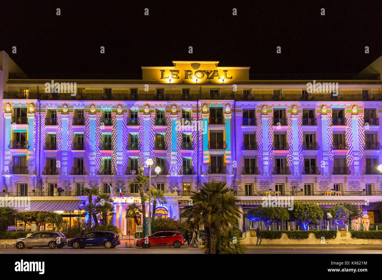 Hôtel Le Royal Hotel Royal Fassade bei Nacht beleuchtet auf der Promenade des Anglais, Nizza, Côte d'Azur, Frankreich Stockfoto